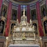 Superiamo un cancello e ci avviciniamo all�imponente sarcofago marmoreo, decorato con numerose figure scolpite che sembrano prendere vita davanti a noi